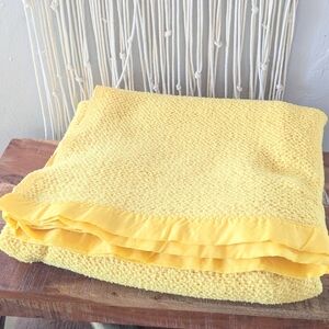 VINTAGE JC Penney Yellow Waffle Knit Blanket Satin Trim Twin / Twin XL 67x87